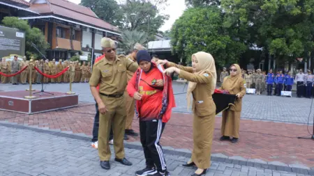 Kontingen Garut Siap Berlaga di PESONAS II 2026 Salah satu atlit Revi tengah menerima perlengkapan pakaian olah raga secara simbolis.