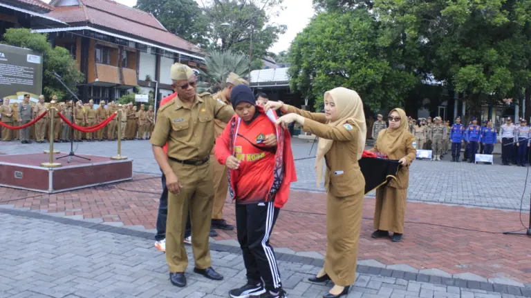 Kontingen Garut Siap Berlaga di PESONAS II 2026 Salah satu atlit Revi tengah menerima perlengkapan pakaian olah raga secara simbolis.