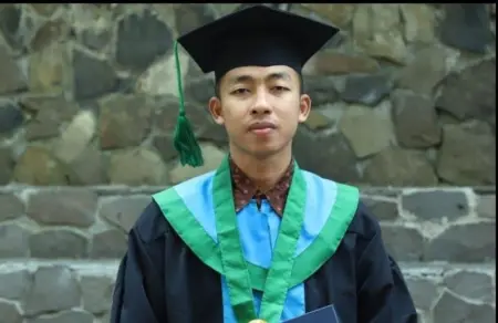 Kisah Ahmad Faisal, mantan satpam yang menghafal Al-Qur’an di pos jaga, tidur di masjid, hingga lulus cumlaude dari Unisba. (Doc:Pribadi)