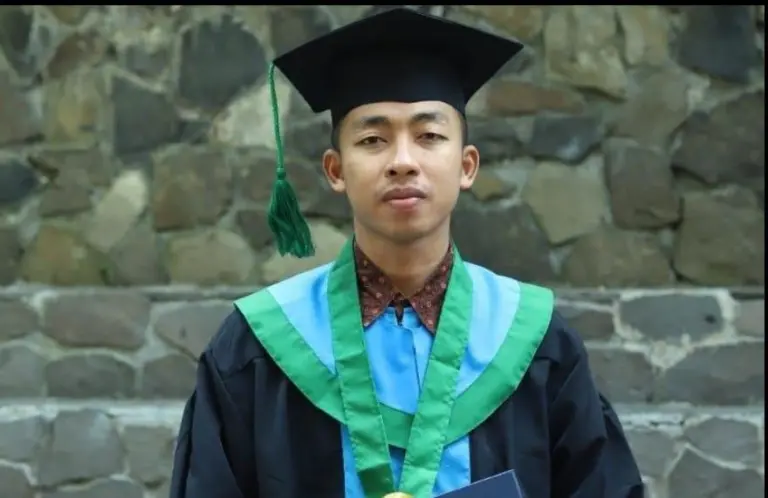 Kisah Inspiratif Mantan Satpam, Menghafal Al-Qur’an di Pos Jaga hingga Raih Cumlaude Kisah Ahmad Faisal, mantan satpam yang menghafal Al-Qur’an di pos jaga, tidur di masjid, hingga lulus cumlaude dari Unisba. (Doc:Pribadi)