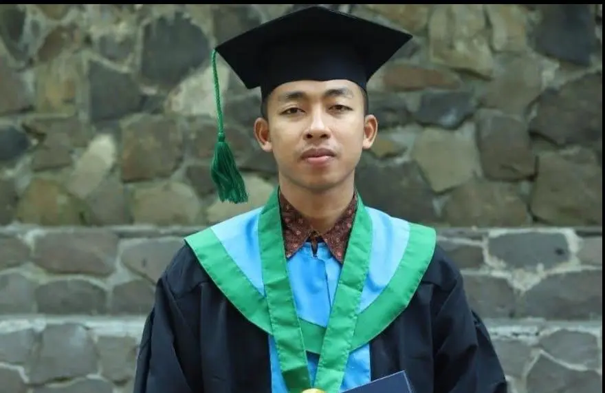 Kisah Ahmad Faisal, mantan satpam yang menghafal Al-Qur’an di pos jaga, tidur di masjid, hingga lulus cumlaude dari Unisba. (Doc:Pribadi)