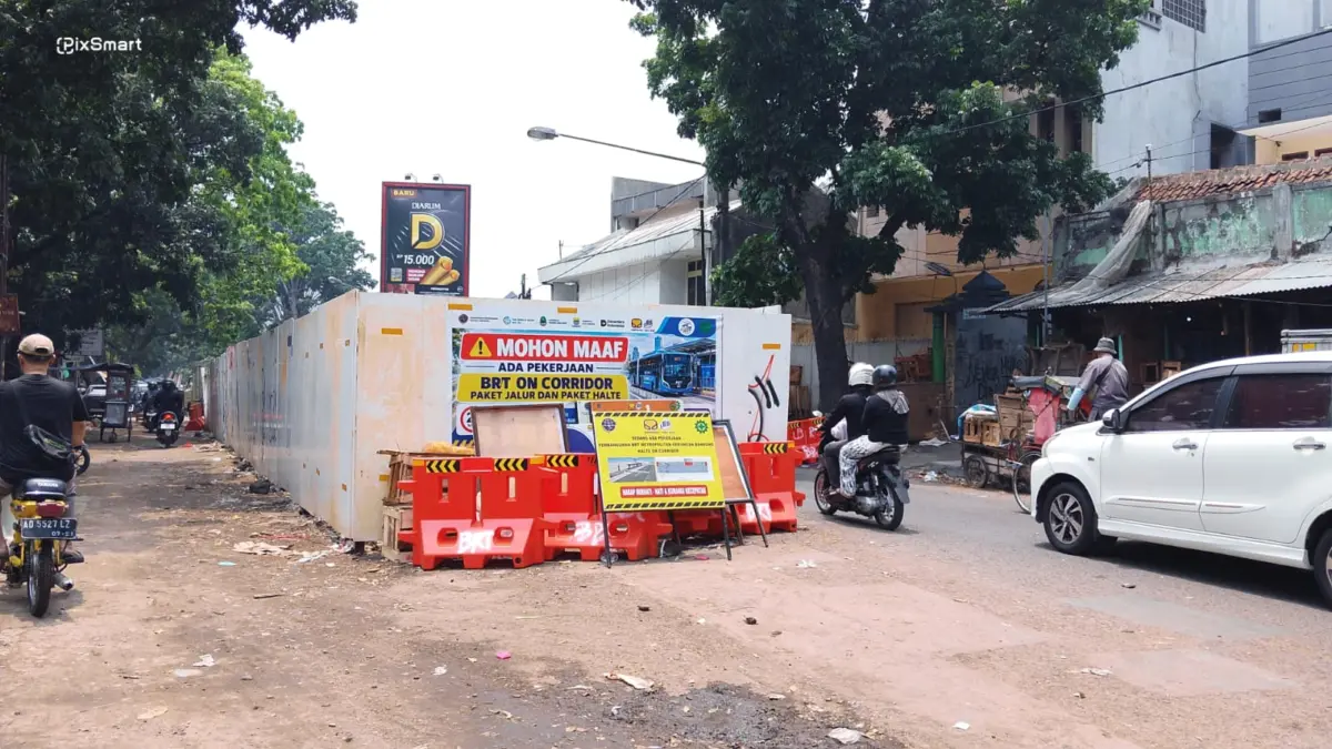 Pembangunan halte BRT di tengah Jalan Rajawali Timur hingga Kebon Jati, Bandung, disorot pengendara karena jalan sempit dan potensi kemacetan. (Sarah/Koran Mandala)