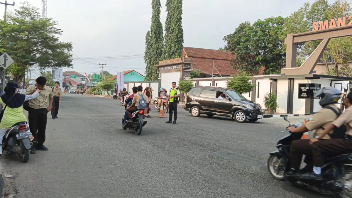 Polsek Langensari mengatur lalu lintas di tujuh titik strategis Banjar untuk menjaga kelancaran perjalanan dan meningkatkan keselamatan pengguna jalan.
