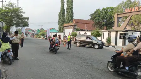 Polisi Atur Lalu Lintas di Tujuh Titik Langensari Banjar Polsek Langensari mengatur lalu lintas di tujuh titik strategis Banjar untuk menjaga kelancaran perjalanan dan meningkatkan keselamatan pengguna jalan.