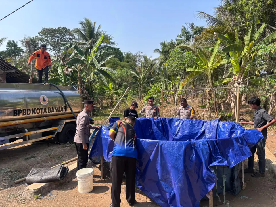 Kemarau berkepanjangan membuat 60 kepala keluarga di Karang Pucung, Kota Banjar, kesulitan air bersih hingga mendapat bantuan 5.000 liter.