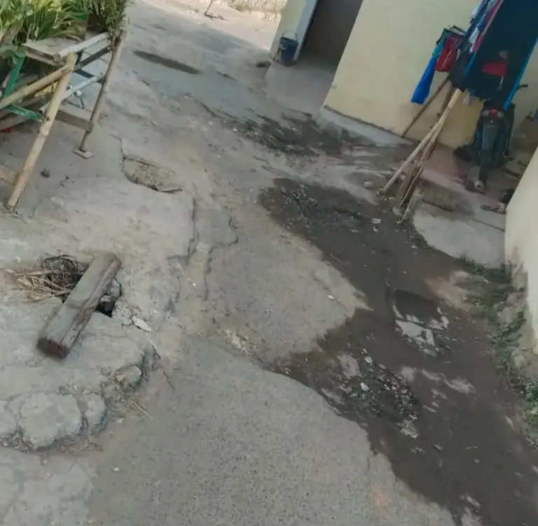 Jalan Cigedogan Purwakarta Rusak Parah, Warga Keluhkan Perbaikan Tak Tuntas