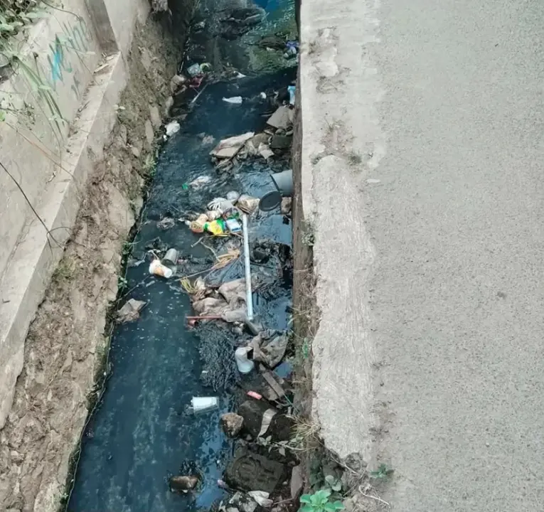 Limbah SPPG Wanasari, Purwakarta, dikeluhkan warga karena bau menyengat dan mengalir ke saluran irigasi sawah. Perbaikan belum terealisasi. (Rachma/Koran Mandala)