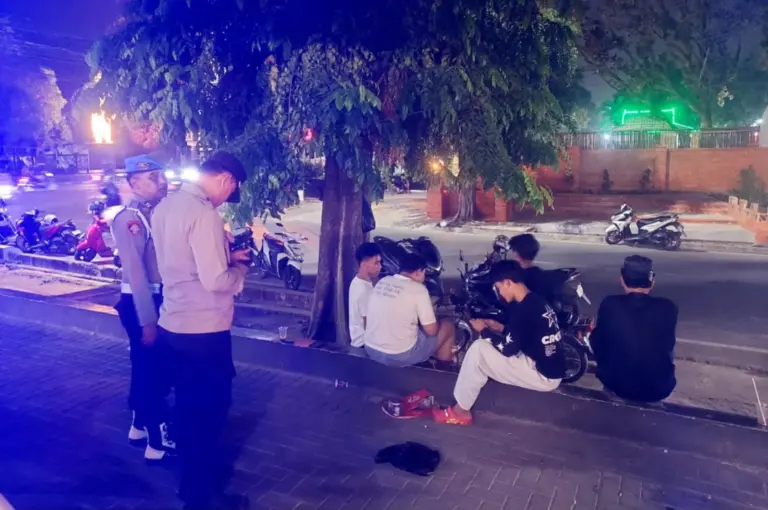 Patroli Malam Polres Purwakarta Sasar Tempat Nongkrong Remaja Polres Purwakarta menggelar patroli malam menyasar tempat nongkrong remaja untuk mencegah gangguan kamtibmas dan menjaga keamanan lingkungan.