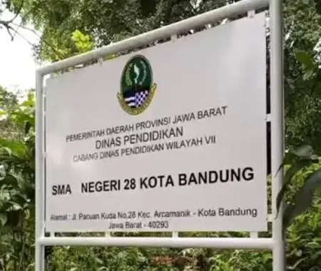 Pembangunan SMAN 28 Bandung Molor, DPRD Desak Pemprov Bertindak Plang pembangunan SMAN 28 Bandung (Istimewa)