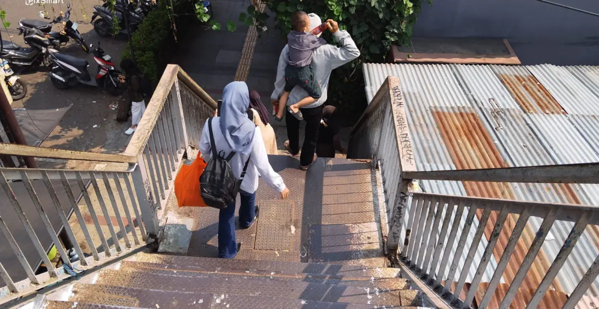 Pejalan kaki mengeluhkan kondisi JPO Stasiun Bandung yang dinilai membahayakan. (Sarah/Koran Mandala)