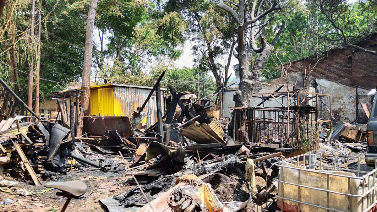 Kebakaran melanda dua bangunan berupa rumah dan warung di Jalan Galunggung, Kecamatan Lengkong, Kota Bandung, Jumat 16/10/2026 pagi. (Sarah/Koran Mandala)