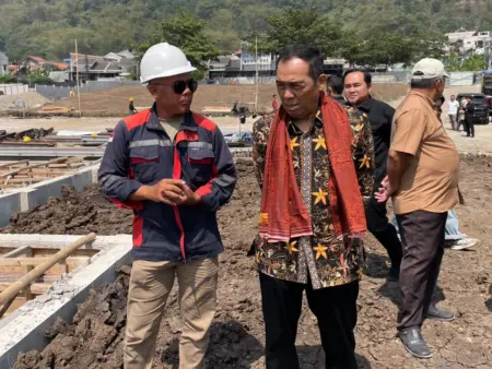 Cimahi Bangun IPLT Leuwigajah, Ketergantungan Pengolahan Lumpur Tinja Jadi Sorotan Wali Kota Cimahi Meninjau IPLT di Lewigajah, Kota Cimahi (17/10/2026). (bagus/koranmandala)