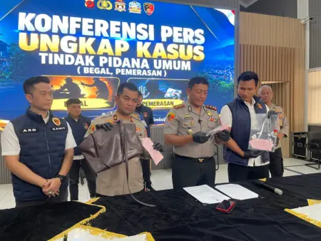 Jambret Perempuan di Jalan Cangkorah, Tersangka Terancam Hukuman 9 Tahun Barang Bukti Yang Berhasil Diamankan Polres Cimahi. (bagus/koranmandala)