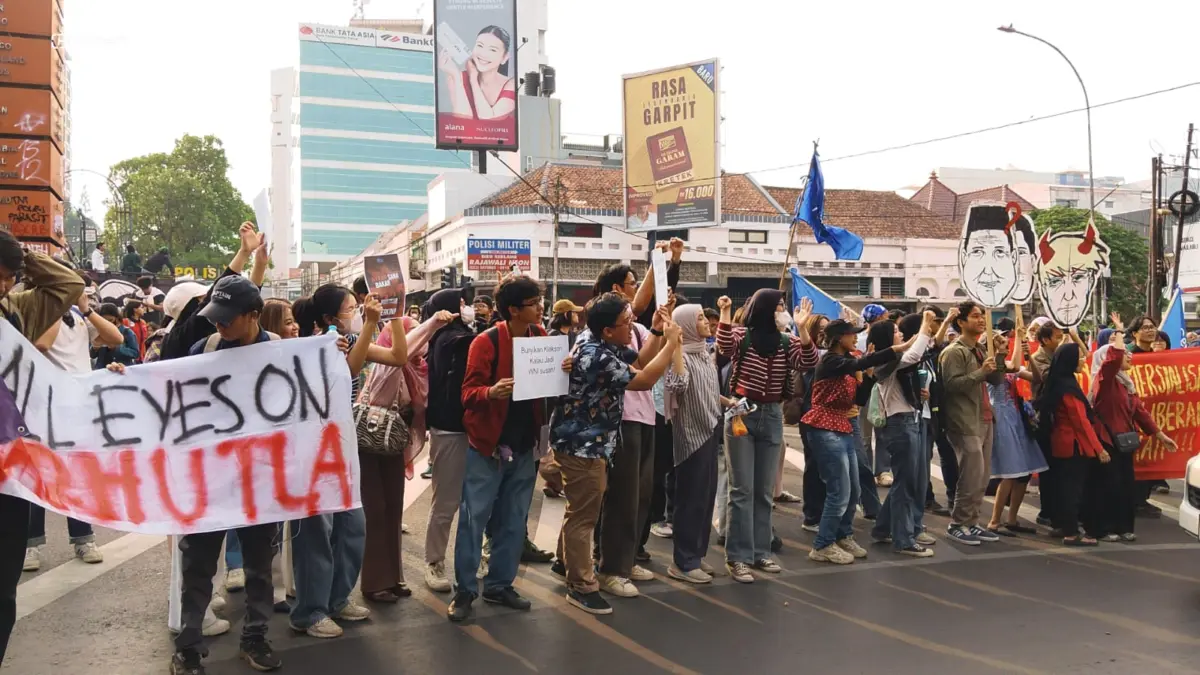 Massa aksi di Simpang Lima,Kota Bandung Selasa, 20/10/2026 (Sarah/Koran Mandala)