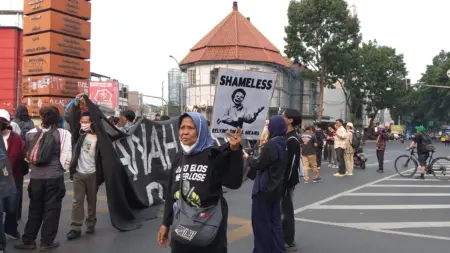 Massa Kuasai Simpang Lima Bandung, Kritik Masa pemerintahan Prabowo – Gibran Massa aksi di Simpang Lima,Kota Bandung Selasa, 20/10/2026 (Sarah/Koran Mandala)