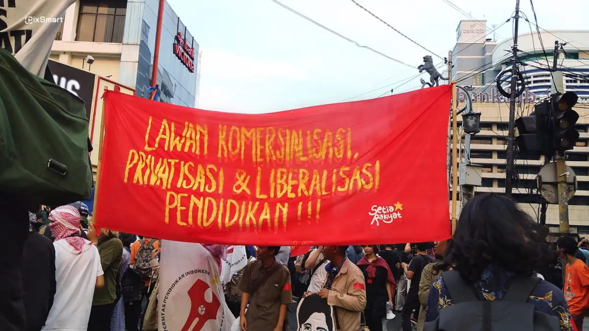 Massa aksi membentangkan tulisan berisi kritik terhadap pemerintahan Prabowo-Gibran saat aksi evaluasi dua tahun kepemimpinan di kawasan Braga, Kota Bandung, Selasa 20/10/2026 (Sarah/Koran Mandala)