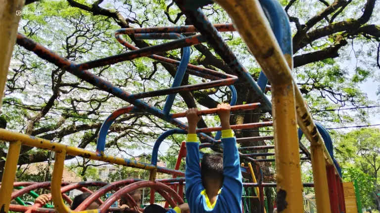 Area Bermain Keropos dan Wastafel Kering, Fasilitas Taman Cempaka Dikeluhkan pengunjung Terlihat anak bermain di Taman Cempaka, Kota Bandung (Sarah/Koran Mandala)