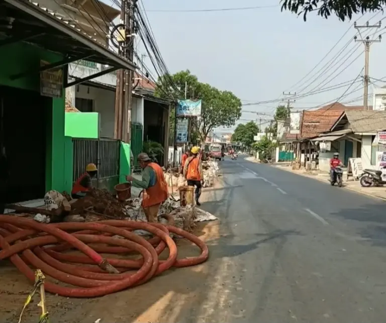 Bahu jalan di sejumlah ruas Purwakarta ambles diduga akibat galian kabel PLN. Warga menyoroti keselamatan pengguna jalan dan mendesak perbaikan. (Rachma/Koran Mandala)