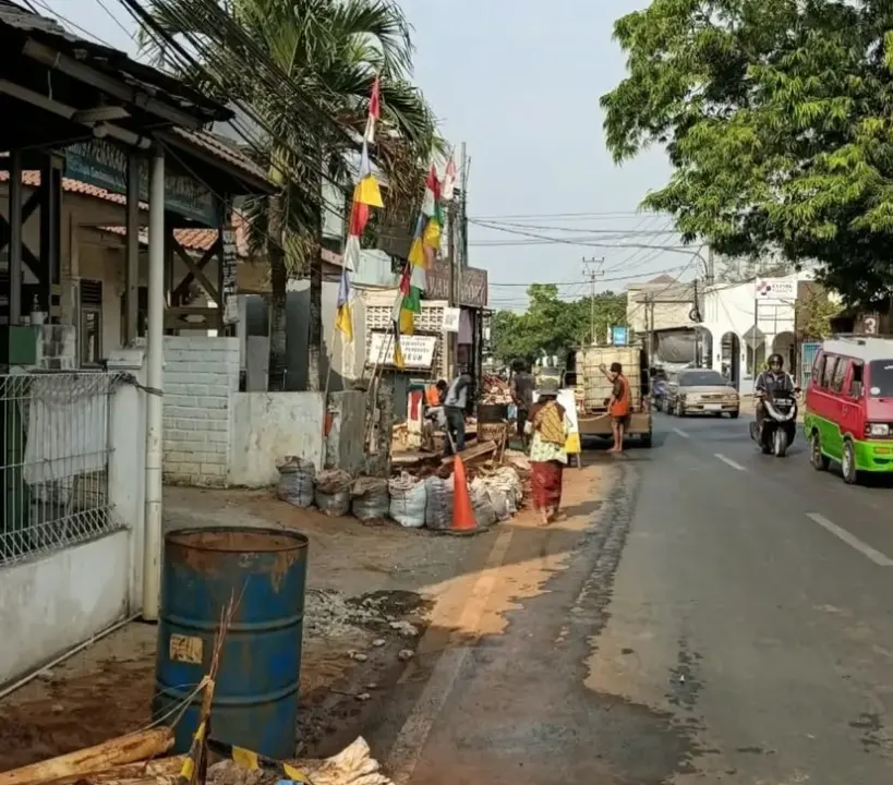 Bahu jalan di sejumlah ruas Purwakarta ambles diduga akibat galian kabel PLN. Warga menyoroti keselamatan pengguna jalan dan mendesak perbaikan. (Rachma/Koran Mandala)