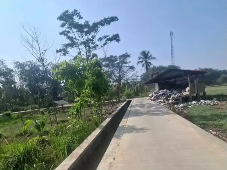 Bau Sampah Ganggu Warga Sindangsari, TPS Dibangun Tanpa Musyawarah Warga Sindangsari, Purwakarta, mengeluhkan bau tumpukan sampah dan mempertanyakan pembangunan TPS tanpa musyawarah serta pengangkutan sampah yang tidak rutin. (Rachma/Koran Mandala)
