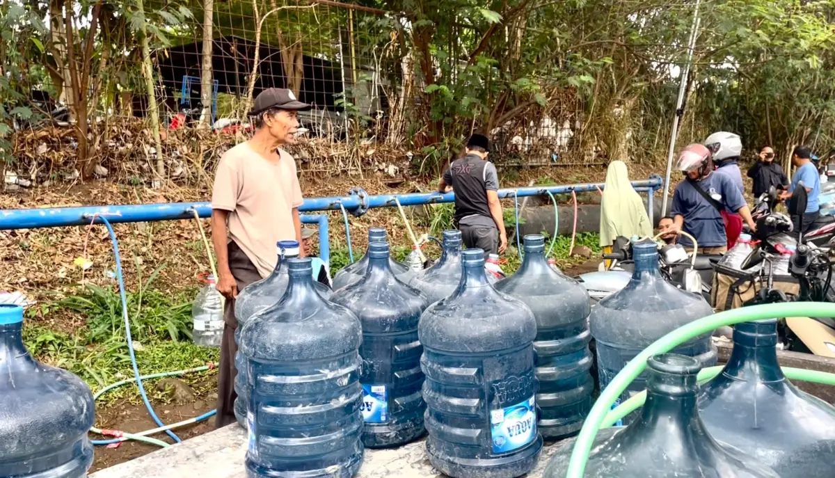 Warga Cimahi Utara mengantri untuk mendapatkan Air Bersih. (bagus/koranmandala)