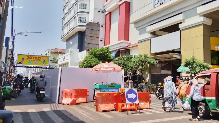 Pembangunan halte yang berada di tengah jalan tersebut dikeluhkan pengendara. (Sarah/Koran Mandala)