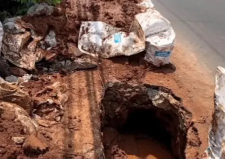 Penggalian Kabel PLN di Purwakarta Disorot, Izin Dipertanyakan Penggalian kabel PLN di Purwakarta disorot LSM AMARTA. Kelengkapan izin dan pemulihan trotoar, bahu jalan, serta drainase dipertanyakan. (Rachma/Koran Mandala)