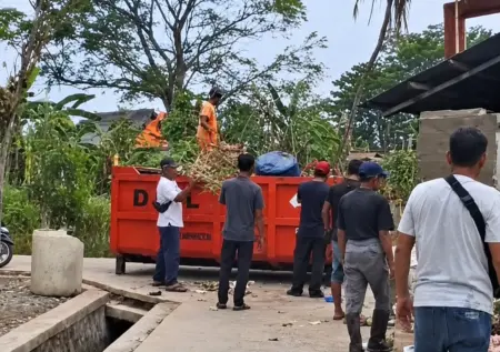 Tumpukan Sampah Warungkandang Purwakarta Akhirnya Diangkut DLH Tumpukan sampah di Kampung Warungkandang, Purwakarta, akhirnya diangkut DLH setelah warga mengeluhkan bau tak sedap dan kurangnya musyawarah.