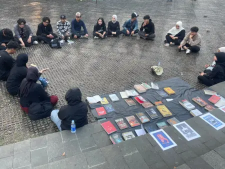 Ruang Literasi Kritis di Alun-Alun Cimahi, Warga Soroti Dua Tahun Pemerintahan Prabowo Diskusi Buku di Alun-alun Cimahi. (bagus/koranmandala)