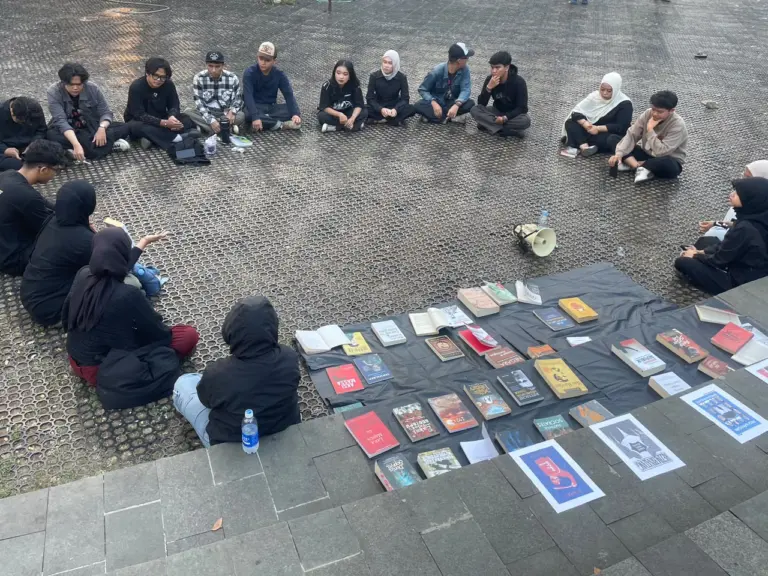 Ruang Literasi Kritis di Alun-Alun Cimahi, Warga Soroti Dua Tahun Pemerintahan Prabowo Diskusi Buku di Alun-alun Cimahi. (bagus/koranmandala)