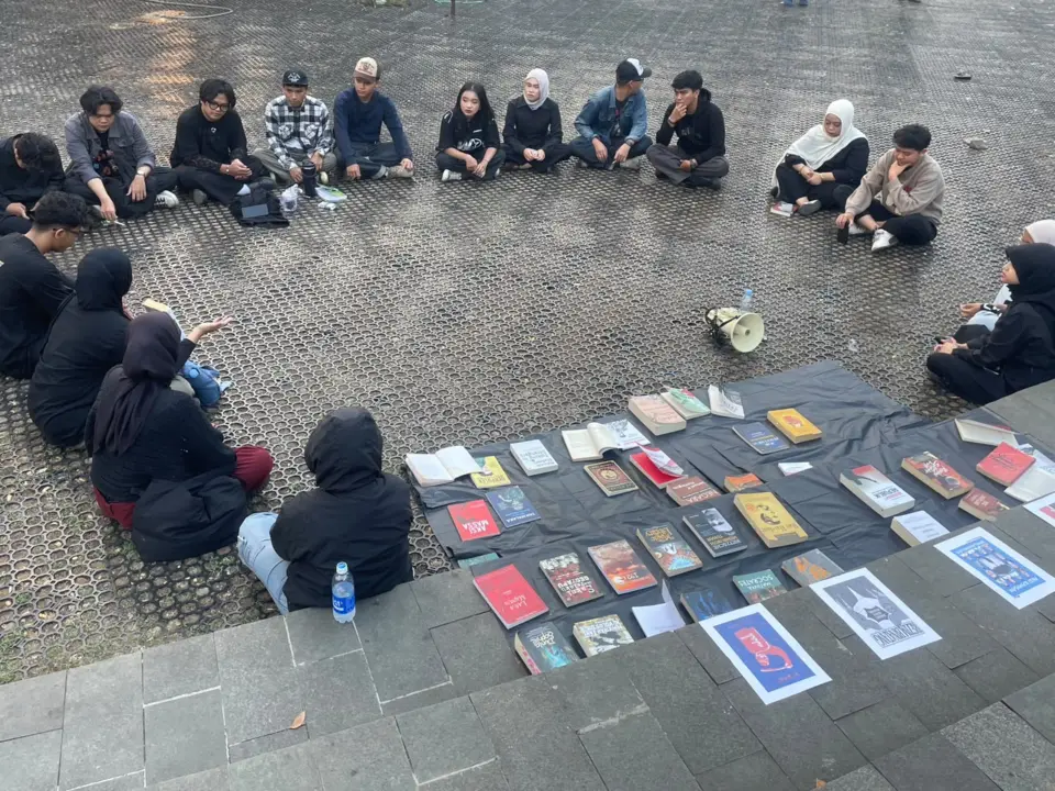 Diskusi Buku di Alun-alun Cimahi. (bagus/koranmandala)