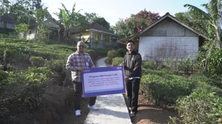 BRI Peduli Bangun Jalan Beton di Pelosok Tasikmalaya BRI melalui program BRI Peduli Tanggung Jawab Sosial dan Lingkungan (TJSL) mendukung peningkatan infrastruktur jalan permukiman di Kabupaten Tasikmalaya.