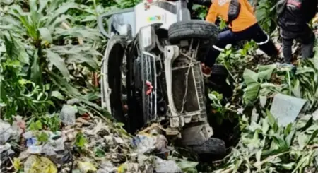 Hindari Tabrakan, Ambulans Terperosok ke Jurang 10 Meter di Cipatat Mobil Ambulan Bernomor Polosi F 9902 WD Terperosok ke Dalam Jurang di Cipatat, KBB. (Foto: istimewa)