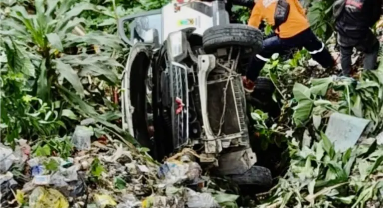 Hindari Tabrakan, Ambulans Terperosok ke Jurang 10 Meter di Cipatat Mobil Ambulan Bernomor Polosi F 9902 WD Terperosok ke Dalam Jurang di Cipatat, KBB. (Foto: istimewa)