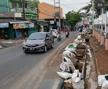 Galian kabel listrik di Jalan Ipik Gandamanah, Purwakarta, dikeluhkan karena menyebabkan jalan berlumpur, bahu amblas, dan berpotensi membahayakan pengendara.