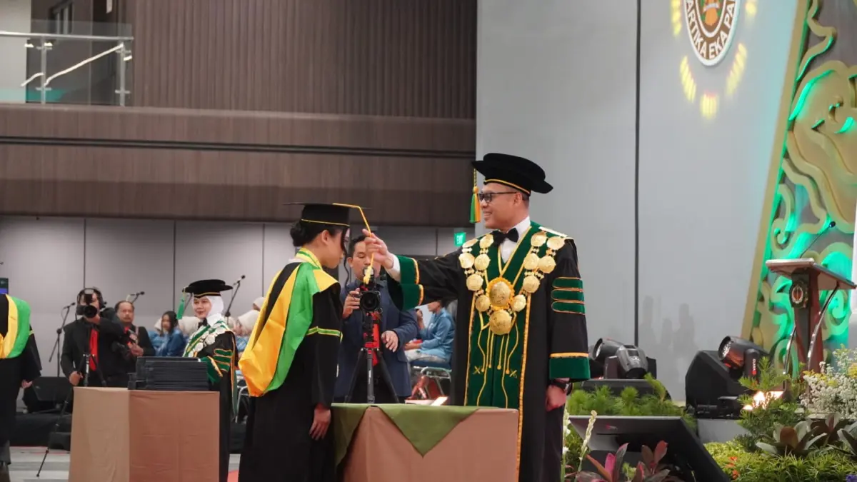 Unjani mengukuhkan 3.724 wisudawan pada Wisuda Periode II 2026 dengan menekankan integritas, adaptivitas, kepemimpinan, dan kesiapan menghadapi dunia kerja. (Sarah/Koran Mandala)