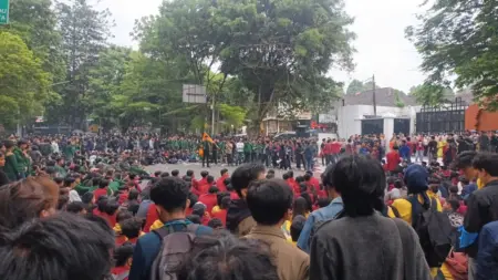 Mahasiswa Poros Barisan kembali berunjuk rasa di DPRD Jabar, mendesak pemerintah menindaklanjuti tuntutan lama dan mengancam meningkatkan eskalasi aksi. (Sarah/Koran Mandala)