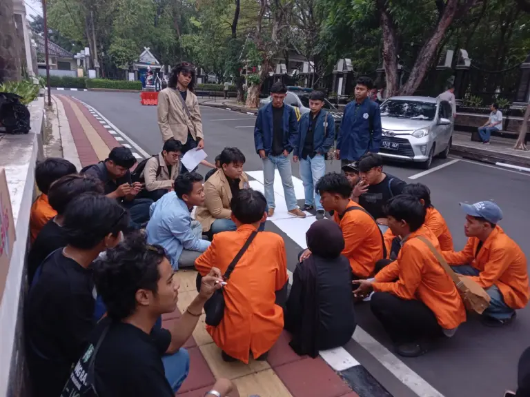 Mahasiswa Purwakarta Suarakan Sulitnya Sarjana Mendapatkan Pekerjaan Mahasiswa Purwakarta soroti sulitnya sarjana mendapat pekerjaan, ketimpangan akses kerja, dan janji 19 juta lapangan kerja dalam mimbar bebas Sumpah Pemuda. (Rachma/Koran Mandala)
