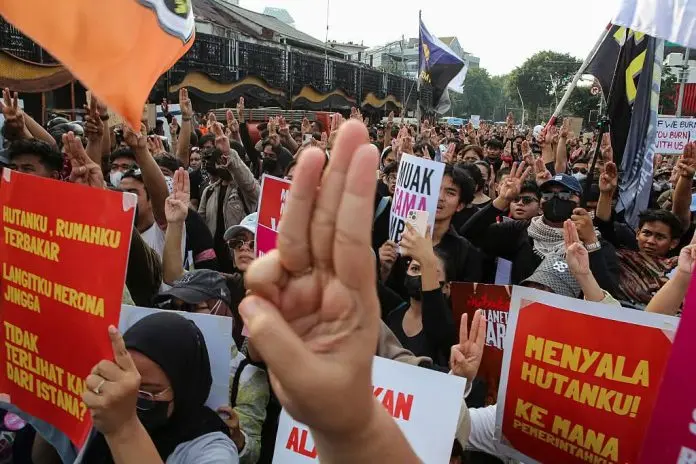“Sadar Dipalak, Sadar Dibakar, Sadar Dimiskinkan, Simbol 3 Jari (Doc:Isitimewa)
