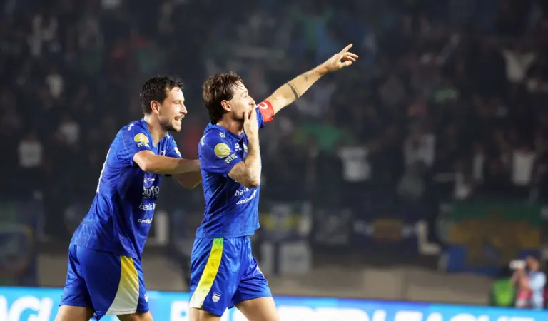 Sempat Tertinggal Dua Gol, Persib Bangkit Selamatkan Poin dari Dewa United