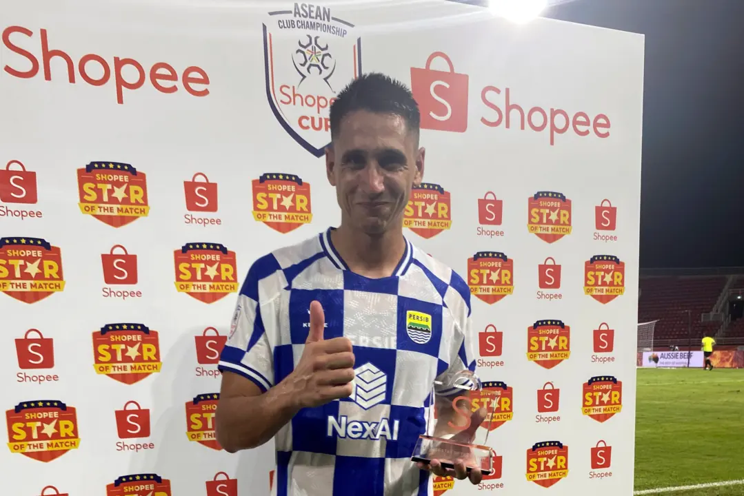 Pemain Persib Bandung Luka Menalo