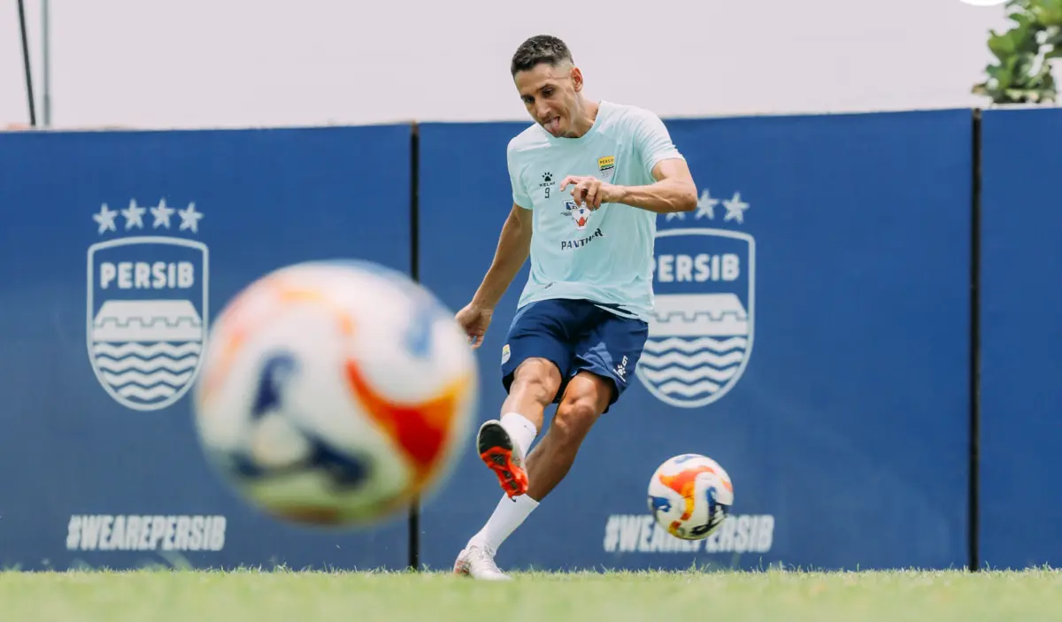 Pemain Persib Bandung Luka Menalo