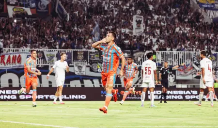 Gol Dramatis Adam Alis Menangkan Persib atas Garudayaksa 2-1 Pemain Persib Bandung Mariano Peralta saat merayakan golnya