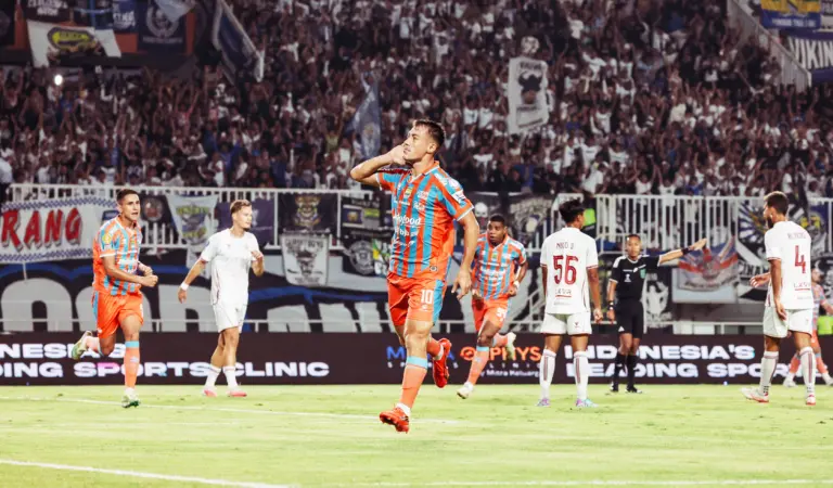 Gol Dramatis Adam Alis Menangkan Persib atas Garudayaksa 2-1 Pemain Persib Bandung Mariano Peralta saat merayakan golnya