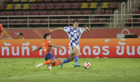 Persib Comeback Dramatis, Hancurkan Port FC 3-1 Lewat Tiga Gol di Pengujung Laga Pemain Persib Bandung Mariano Peralta saat berduel dengan pemain Port FC