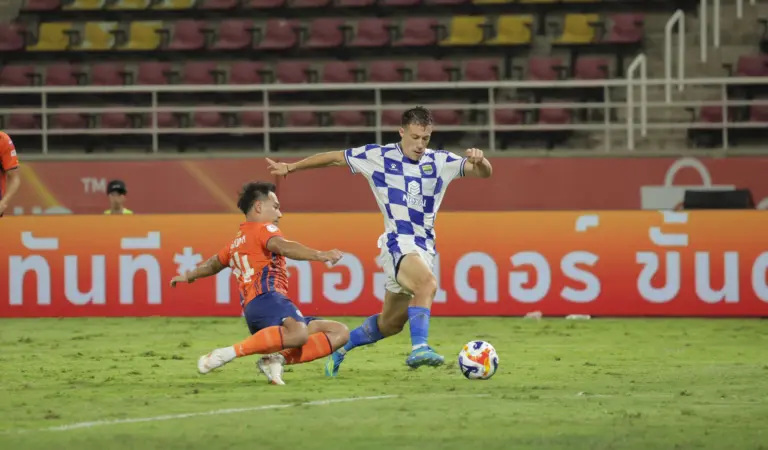 Persib Comeback Dramatis, Hancurkan Port FC 3-1 Lewat Tiga Gol di Pengujung Laga Pemain Persib Bandung Mariano Peralta saat berduel dengan pemain Port FC