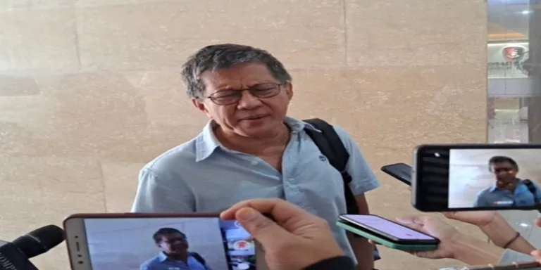 Rocky Gerung Tak Banyak Bicara di Bareskrim Polri, Ia Hanya Menyapa Jurnalis, Kenapa ya? Rocky Gerung Tak Banyak Bicara di Bareskrim Polri, Ia Hanya Menyapa Jurnalis, Kenapa ya?