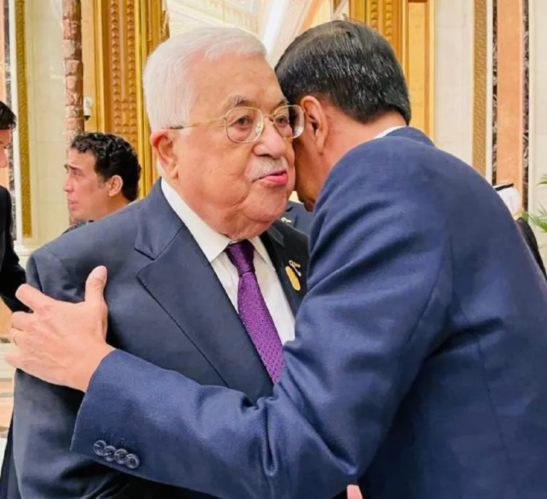 Momen Jokowi Merangkul Presiden Palestina di KTT Luar Biasa OKI di Riyadh Arab Saudi