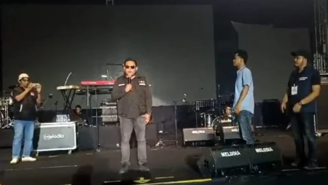 KORANMANDALA.COM - Badan Pengawas Pemilihan Umum (Bawaslu) Kota Surabaya mengambil langkah tegas dengan menghentikan acara "Konser Gaspoll Satu Putaran Prabowo-Gibran," yang diselenggarakan oleh kelompok relawan pendukung pasangan capres-cawapres nomor urut 2 di Jatim Expo, Surabaya, Jawa Timur, pada Sabtu, 3 Februari 2024 malam. Ketua Bawaslu Kota Surabaya, Novli Bernardo Thyssen, menjelaskan bahwa penghentian konser tersebut dilakukan karena tidak sesuai dengan jadwal yang telah ditetapkan oleh Komisi Pemilihan Umum (KPU). "Hari ini bukan jadwal dari pasangan calon nomor urut 2 maupun tim kampanye ataupun relawan pasangan nomor urut 2," ungkap Novli kepada awak media di Jatim Expo Surabaya. Baca Juga : Novli menyatakan bahwa ini bukanlah hari yang dijadwalkan untuk pasangan calon nomor urut 2 atau tim kampanye mereka. Sebelum mengambil langkah tegas, Bawaslu telah mengirim surat imbauan kepada panitia acara pada tanggal 2 Februari 2024. Petugas Bawaslu kemudian datang ke lokasi untuk mengawasi dan meminta penyelenggara menghentikan kegiatan tersebut, tetapi konser tetap berlanjut. "Detik-Detik Bawaslu kota surabawa mau hentiin konser gas pol disurabaya" kata akun Tiktok @SCBD.99. Baca Juga : Novli menegaskan bahwa setiap pelanggaran kampanye, termasuk pelanggaran jadwal yang ditetapkan, dapat dikenai sanksi sesuai dengan peraturan yang berlaku. Dia merinci bahwa Pasal 492 Undang-Undang Nomor 7 Tahun 2023 memberikan sanksi pidana bagi setiap orang yang sengaja melakukan kampanye di luar jadwal yang ditetapkan oleh KPU. Novli menegaskan bahwa dugaan pelanggaran ini akan diproses sesuai dengan aturan yang berlaku dan dapat mengakibatkan pidana kurungan hingga satu tahun dan denda maksimal Rp12.000.000. (rfA)