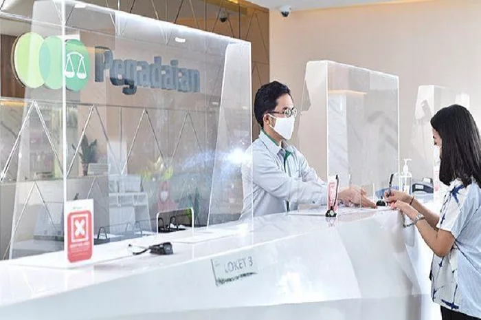 Customer service PT Pegadaian layani nasabahnya.